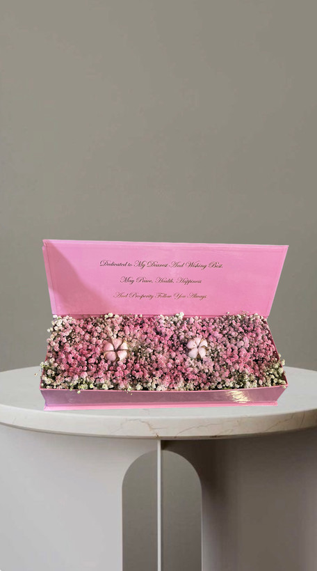 باکس گل کتابی صورتی با طراحی خاص و شیک از گلهای ژیپسوفیلا مناسب هدیه های خاص و سورپرایز های علشقانه