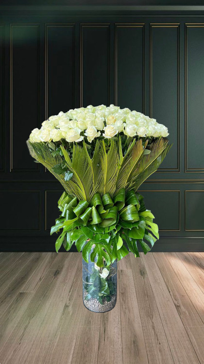 جام گل ۱۰۰ شاخه رز سفید هلندی در گلدان شیشه ای لوکس-گلفروشی فلورسا