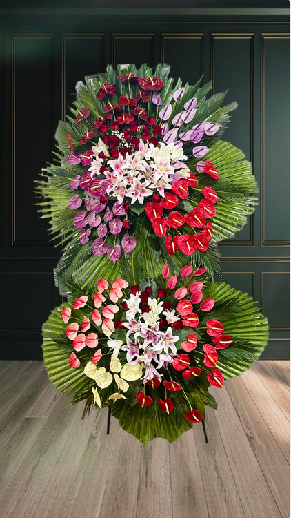 تاج گل افتتاحیه و تبریک شیک ولوکس با انتوریوم رنگی و لیلیوم صورتی روی پایه مخصوص تاج گل در گلفروشی فلورسا