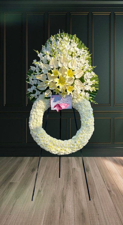 تاج گل درباری ایستاده با گل های سفید و زرد لیلیوم وانتوریوم مناسب مجالس ختم و یادبود