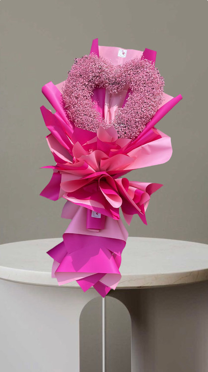 دسته گل قلبی صورتی از گلهای ژیپسوفیلا با کاغذپیچی فانتزی و زیبا،مناسب سورپرایز عاشقانه و ویژه