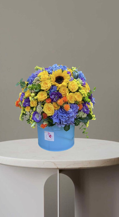 باکس گل ترکیبی با افتابگردان،رز زرد و هورتانسیا و لیسینتوس در باکس فلزی آبی مناسب هدیه و سورپرایز از گلفروشی فلورسا