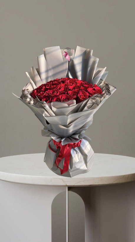 دسته گل ۶۰ شاخه رز قرمز با کاغذپیچی طوسی و ربان قرمز از گلفروشی فلورسا در تهران