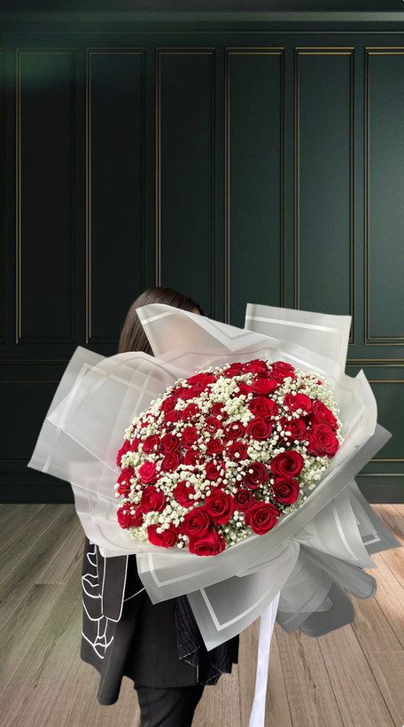 دسته گل بزرگ شامل ۶۰ شاخه رز قرمز تازه با ژیپسوفیلا سفید و کاغذپیچی در کاغذ شفاف-گل فلورسا