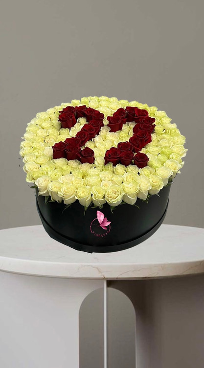 باکس گل رز ۱۴۰ شاخه با طراحی عدد ۲۲ با رز قرمز و سفید در جعبه مشکی لوکس از گلفروشی فلورسا