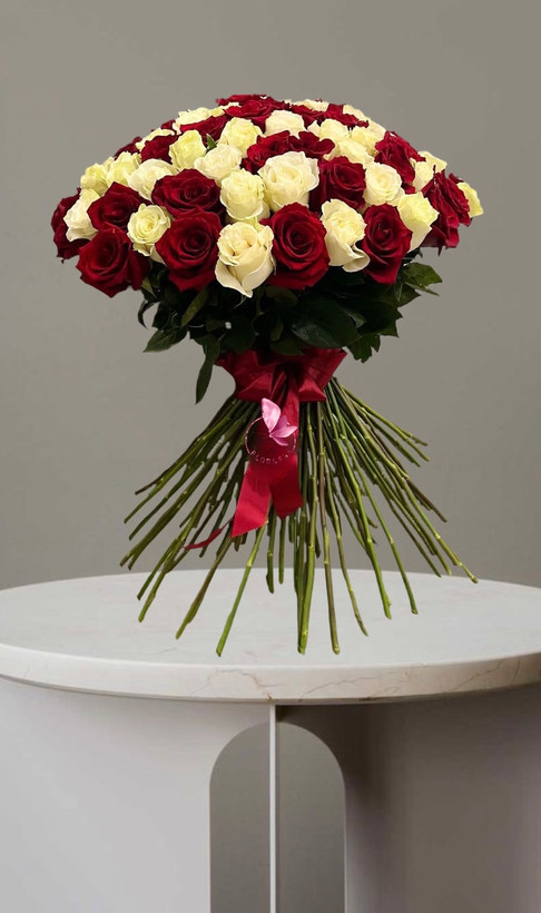 دسته گل رز ۶۰ شاخه قرمز و سفید با ربان قرمز از گلفروشی فلورسا با ارسال فوری در تهران