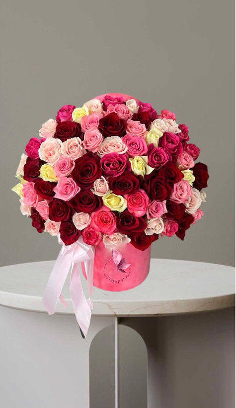 باکس گل رز ۱۰۰ شاخه سفید و قرمز و صورتی گلفروشی فلورسا ر باکس صورتی و ربان صورتی مناسب هدیه و تبریک