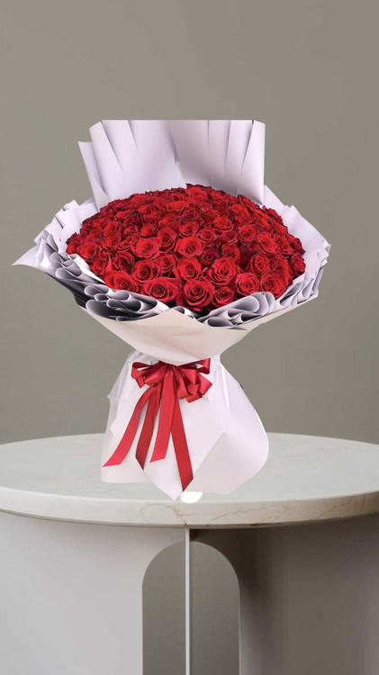 دسته گل ۱۰۰ شاخه رز قرمز با کاغذپیچی صورتی و ربان قرمز.گلفروشی فلورسا