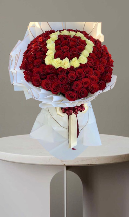 دسته گل رز قرمز و سفید ۱۴۰ شاخه با طراحی ویژه حروف خاص و چیدمان جذاب.مناسب سورپرایز و مراسم ویژه-گلفروشی آنلاین تهران