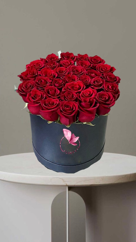 باکس گل ۳۰ شاخه رز هلندی قرمز با باکس مشکی مناسب هدیه عاشقانه از گل فلورسا