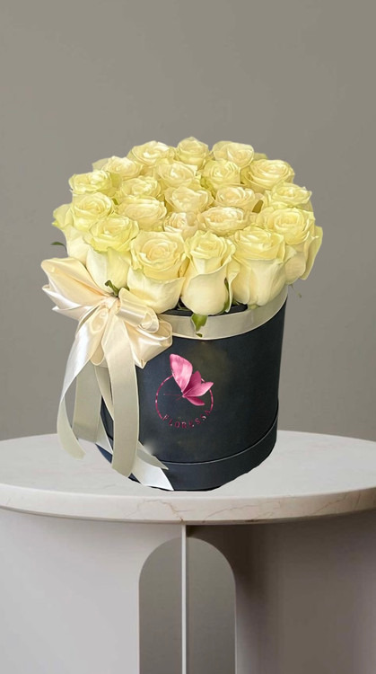 باکس گل مشکی شیک حاوی ۲۰ شاخه رزسفید با روبان کرم مناسب هدیه و خرید ازگلفروشی فلورسا