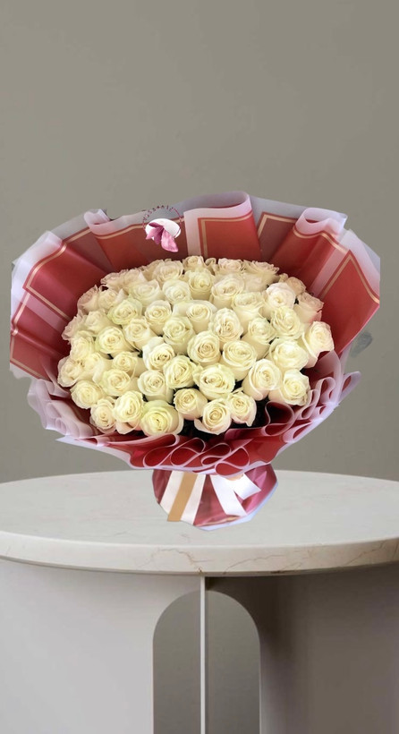 دسته گل ۶۰ شاخه رز هلندی سفید کاغذپیچی شده شیک و خاص ارسال سریع از گلفروشی فلورسا