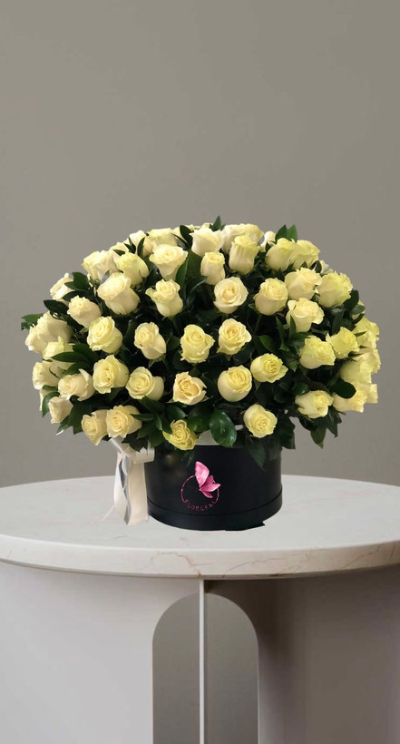 باکس گل مشکی حاوی ۶۰ شاخه رز سفید تازه با برگ های سبز،مناسب هدیه و سوپرایز عاشقانه.گل فروشی فلورسا