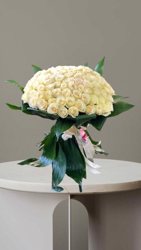 دسته گل ۱۰۰ شاخه رز سفید لوکس با برگ آرایی،مناسب تبریک تولد و سالگرد.ارسال گل در تهران از گلفروشی فلورسا