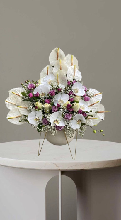 باکس گل سفید طلایی با آنتوریوم،رز هلندی،رز مینیاتوری و ارکیده سفیدـمناسب تبریک و تشکر گل فروشی فلورسا