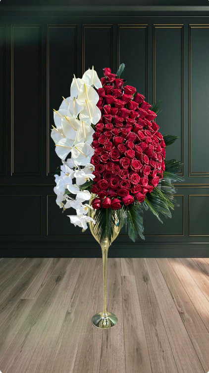 چیدمان لوکس جام گل با ترکیب رز و ارکیده و انتریوم سفید.با پایه شیشه ای بلند طلایی|گلفروشی فلورسا