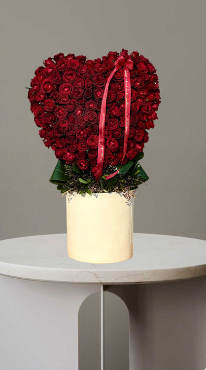 باکس گل قلبی با ۱۲۰ شاخه رز قرمز و روبان-گلفروشی فلورسا