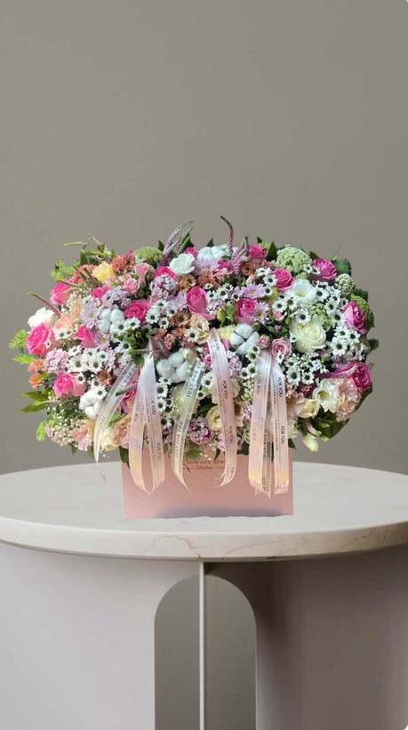 باکس گل تبریک گل های رز صورتی و سفید گلهای ترکیبی با ربان های تزینی-گلفروشی فلورسا