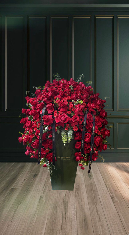 باکس گل رز قرمز سوپرایز با تزیین ربان مشکی-ارسال گل از گلفروشی فلورسا
