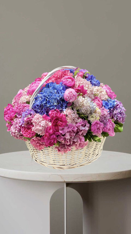 سبد گل حصیری با هورتانسیا و پیونی سرخابی و صورتی لاکچری-گل فلورسا