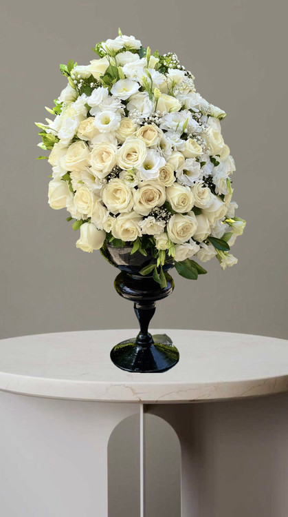 جام گل تسلیت سفید کرم با ترکیب رز و لیسینتوس در جام شیشه ای مشکی-ارسال گل در تهران از فلورسا