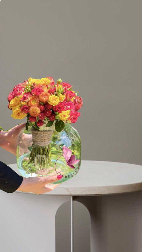 جار گل شیشه ای با رز صورتی و زرد و گل های رنگارنگ فصلی - گل فروشی فلورسا