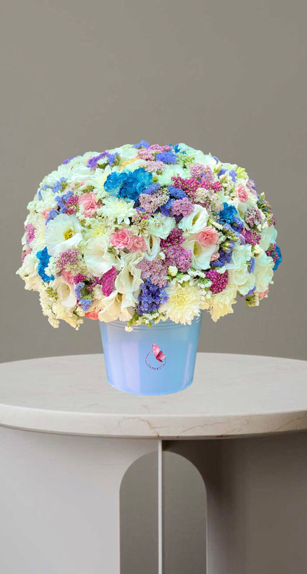 باکس گل ترکیبی با گلهای فصلی آبی سفید تولدی در سطل آبی-ارسال فوری گل در تهران