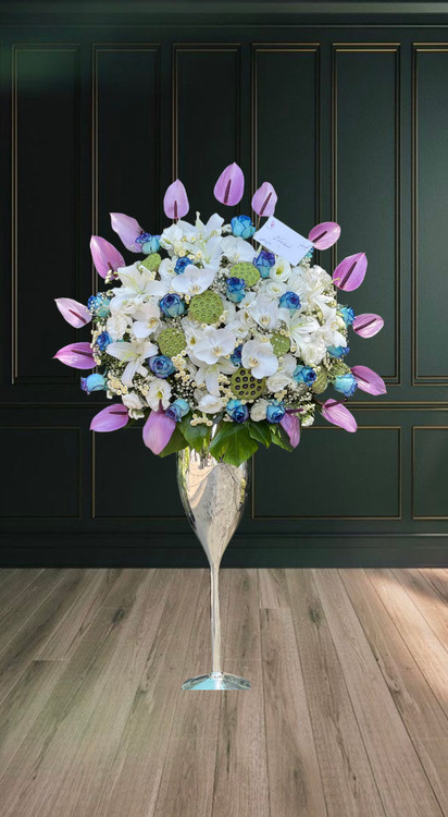 جام گل لوکس ارکیده سفید و انتریوم بنفش و رز آبی در گلدان نقره ای-سفارش آنلاین گل فروشی فلورسا