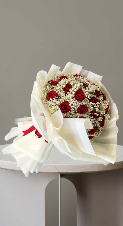 دسته گل رز قرمز با ژیپسوفیلا و کاغذپیچی سفید-گل فلورسا