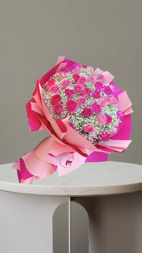 دسته گل رز صورتی ۴۰ شاخه با ژیپسوفیلا و کاغذپیچی ارسال فوری گل فلورسا