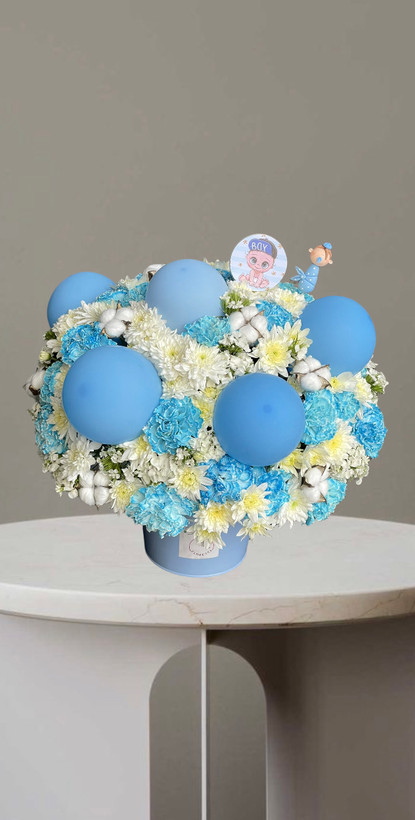 باکس گل نوزادی پسرانه با گل های آبی و سفید و بادکنکـ-سفارش آنلاین فلورسا