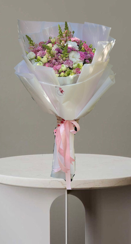 دسته گل بهاری سفید و صورتی داوودی و شب بو با کاغذپیچی شیک و ربان صورتی