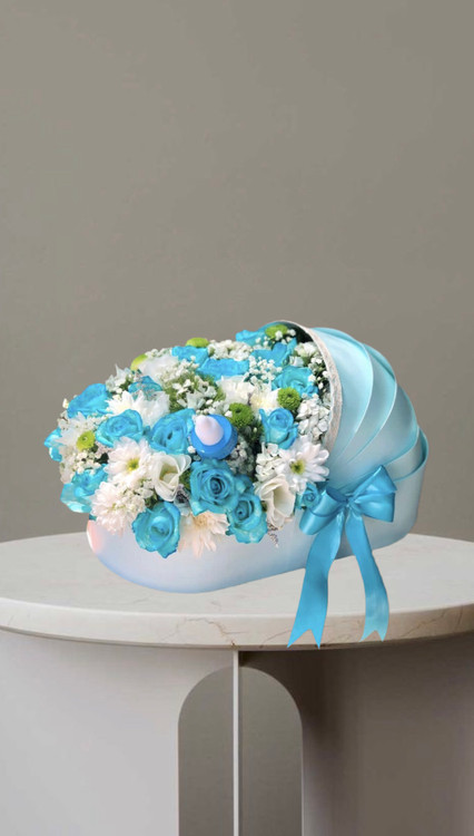 باکس طرح گهواره نوزادی پسرانه با رز آبی و سفید و گلهای فصلی-سفارش آنلاین گل