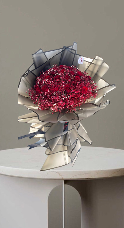 دسته گل ۴۰ شاخه رزقرمز باژیپسوفیللا،کاغذ پیچی شیک وخاص از گلفروشی فلورسا