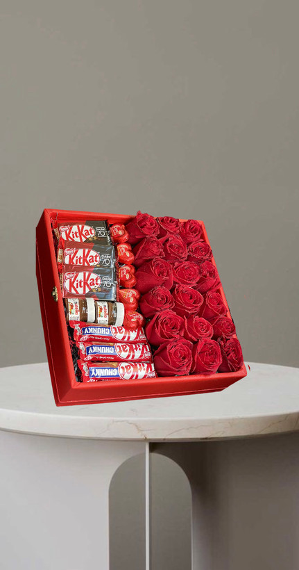 باکس هدیه چرمی شامل گل های رز قرمز تازه وشکلات،مناسب ولنتاین ومناسبت های عاشقانه|گل فروشی فلورسا
