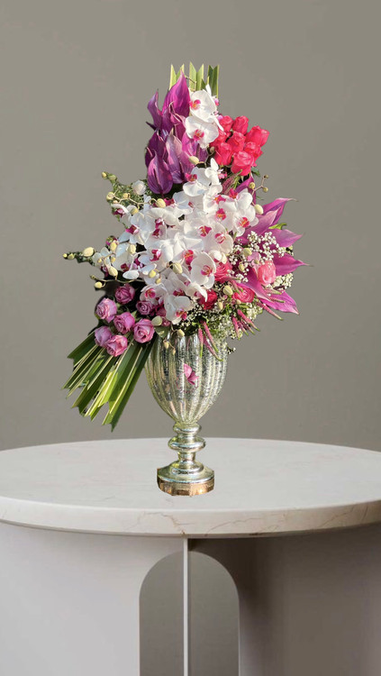 جامگل لاکچری با ترکیب ارکیده سفید،رزصورتی وگل های تزیینی درگلدان نقره ای شیک