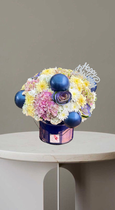 باکس گل تولد با گل های ترکیبی سفید،صورتی وابی همراه با بادکنک های ابی درباکس فلزی