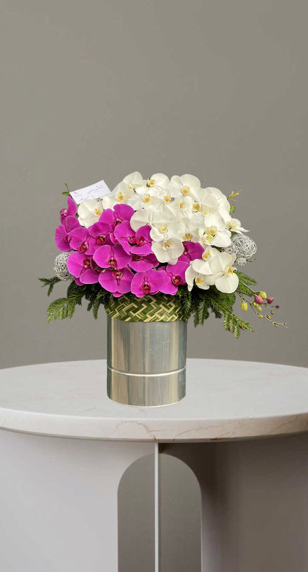 باکس گل ارکیده سفید وبنفش با دیزاین لوکس در گلدان فلزی مدرن-مناسب هدیه لاکچری ،تبریک ومناسب خاص