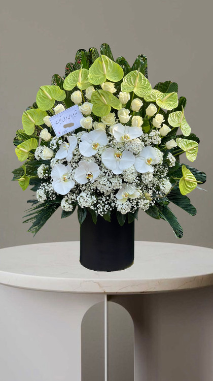 باکس گل ترحیم و تسلیت با گل های سفید و آنتریوم و رز،مناسب مراسم یادبود-گلفروشی فلورسا