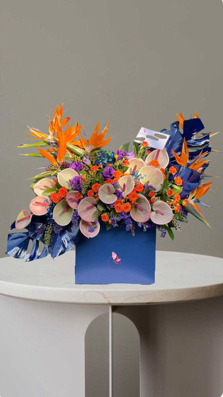 باکس گل انتریوم و استرلیتزیا در جعبه آبی|گلفروشی اینترنتی