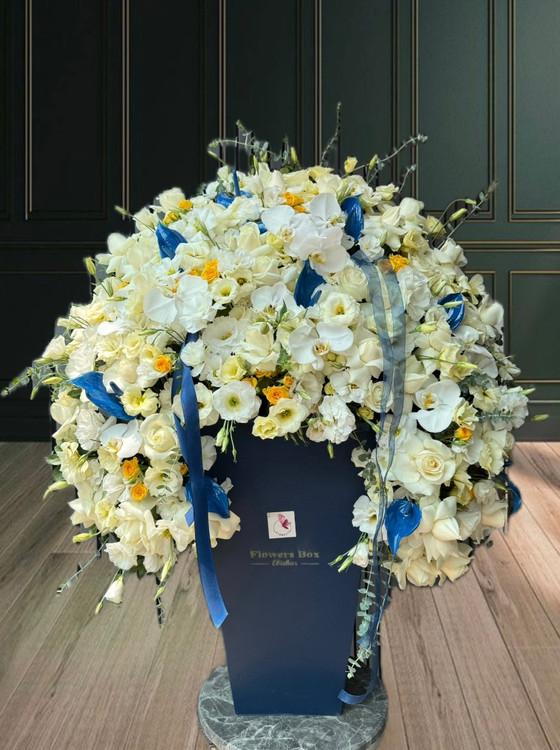 باکس گل لاکچری رز سفید و ارکیده با دیزاین خاص-محصول گلفروشی آنلاین فلورسا