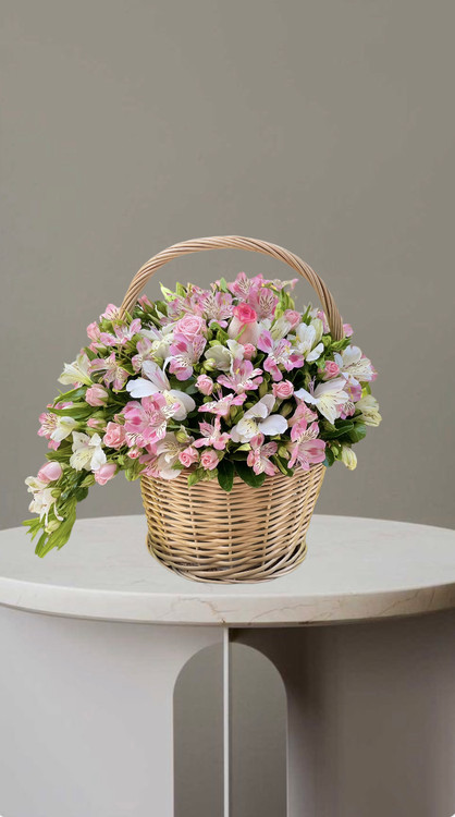 سبد گل صورتی با گل های السترومریا و رز مناسب هدیه های خاص و مناسبت های عاشقانه