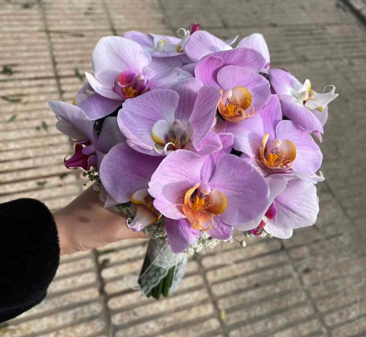 دسته گل عروس با گلهای ارکیده و ژیپسوفیلا