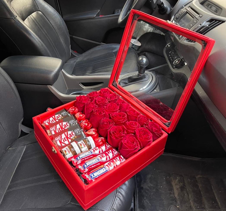 رزباکس قرمز با شکلات مناسب ولنتاین