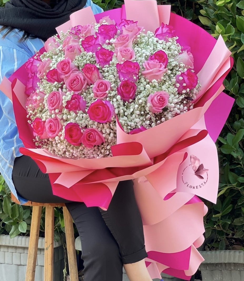 دسته گل رز صورتی سرخابی با ژیپسوفیلا با کاغذپیچی ارسال فوری