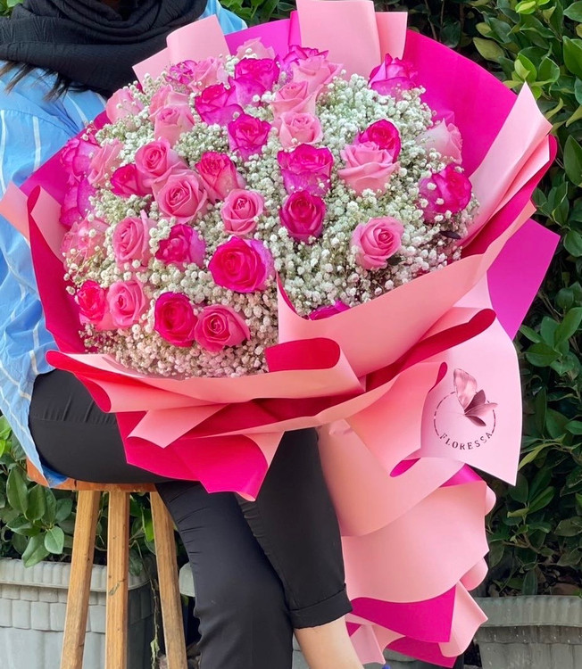 دسته گل رز صورتی سرخابی با ژیپسوفیلا با کاغذپیچی ارسال فوری