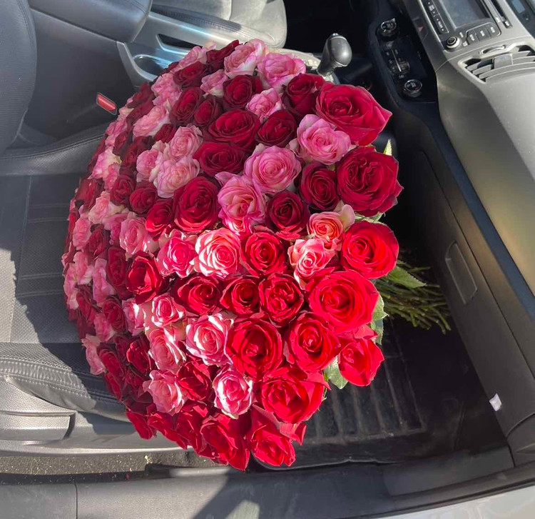 دسته گل رز هلندی صورتی قرمز در ماشین