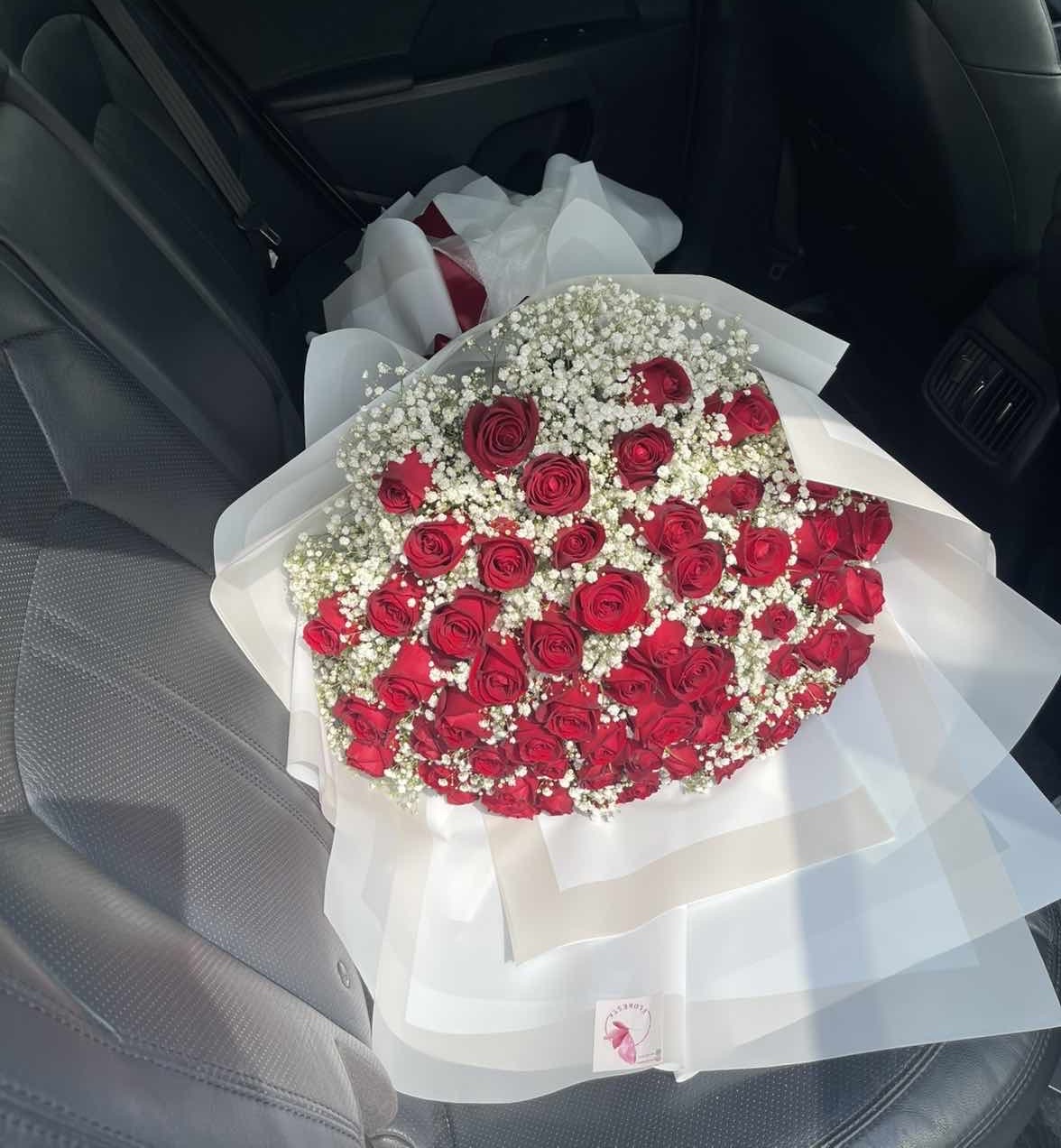 دسته گل رز و ژیپس با کاغذ سفید مات مناسب تشکر و تولد و خوشحال کردن