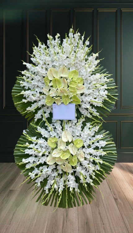 تاج گل تسلیت دو طبقه سایز بزرگ و لوکس با گلهای انتوریوم و گلایل مناسب مراسم ترحیم و سوگواری