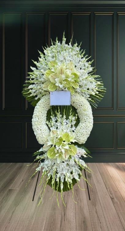 تاج گل تسلیت سفید با گلهای آنتوریوم و لیلیوم وگلایل طراحی باشکوه و مناسب مجالس ختم و ترحیم گلفروشی فلورسا